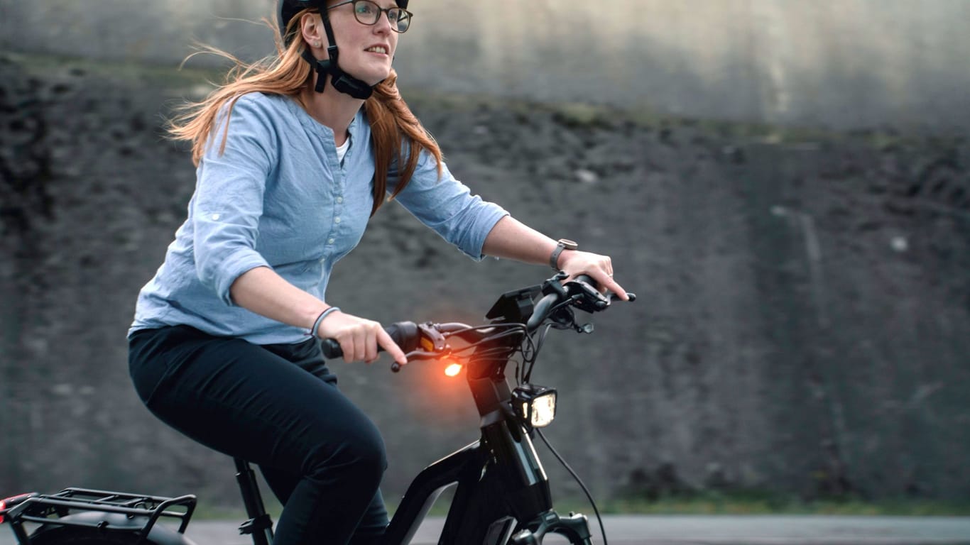 Blinker am Elektrofahrrad: Zugelassene Scheinwerfer sind mit der sogenannten K-Nummer gekennzeichnet. Sie besteht aus einer gewellten Linie, auf die ein großes K und vier Ziffern folgen.