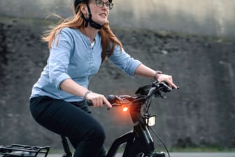 Blinker am Elektrofahrrad: Zugelassene Scheinwerfer sind mit der sogenannten K-Nummer gekennzeichnet. Sie besteht aus einer gewellten Linie, auf die ein großes K und vier Ziffern folgen.