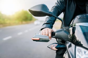 Flattern, Pendeln, Schlagen: Ein unruhiger Lenker macht das Motorradfahren gefährlich.