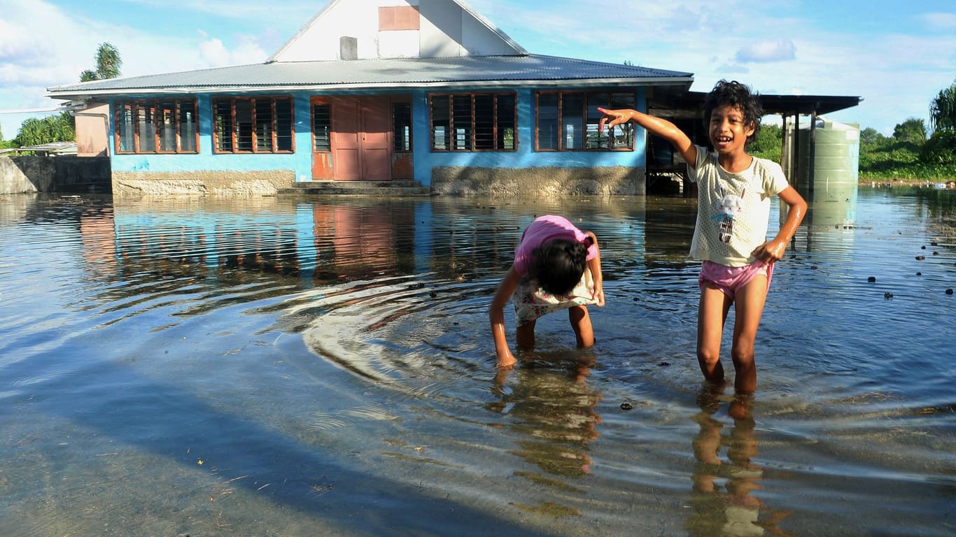 Überfluteter Platz in Tuvalu