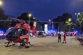 Einsatzkräfte an der Unfallstelle in Rudow: Auch ein Rettungshubschrauber kam zum Einsatz.