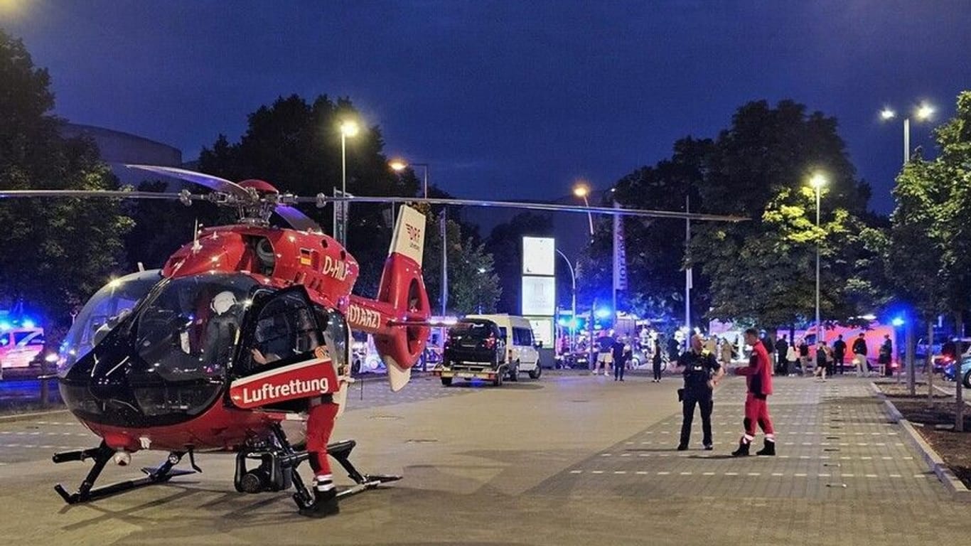 Einsatzkräfte an der Unfallstelle in Rudow: Auch ein Rettungshubschrauber kam zum Einsatz.