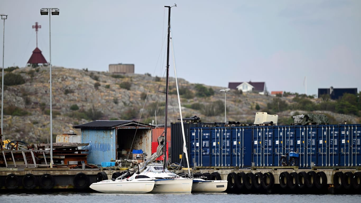 Ein Segelboot liegt an der schwedischen Insel Öckerö: Am Donnerstag (1. August) ist ein Mann im Kattegat in der Gemeinde Öckerö, etwa 25 Kilometer außerhalb der äußersten Inseln des Göteborger Archipels, aus dem Meer geborgen wurde.