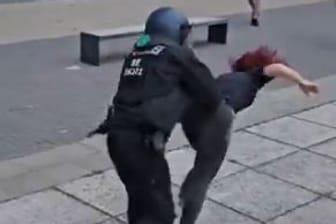 Polizist schubst Frau bei Pro-Palästina-Demo in Berlin.