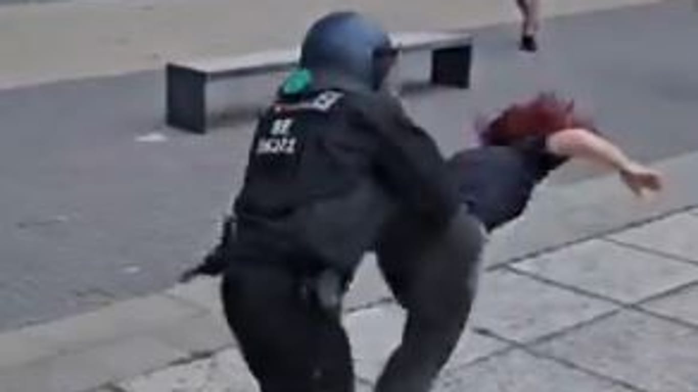 Polizist schubst Frau bei Pro-Palästina-Demo in Berlin.