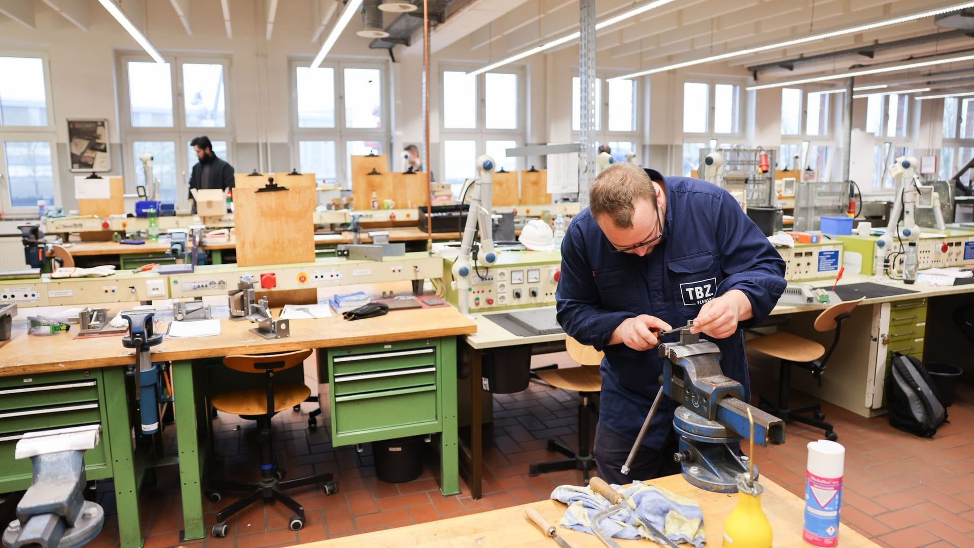 Ein angehender Industriemechaniker bei der Arbeit