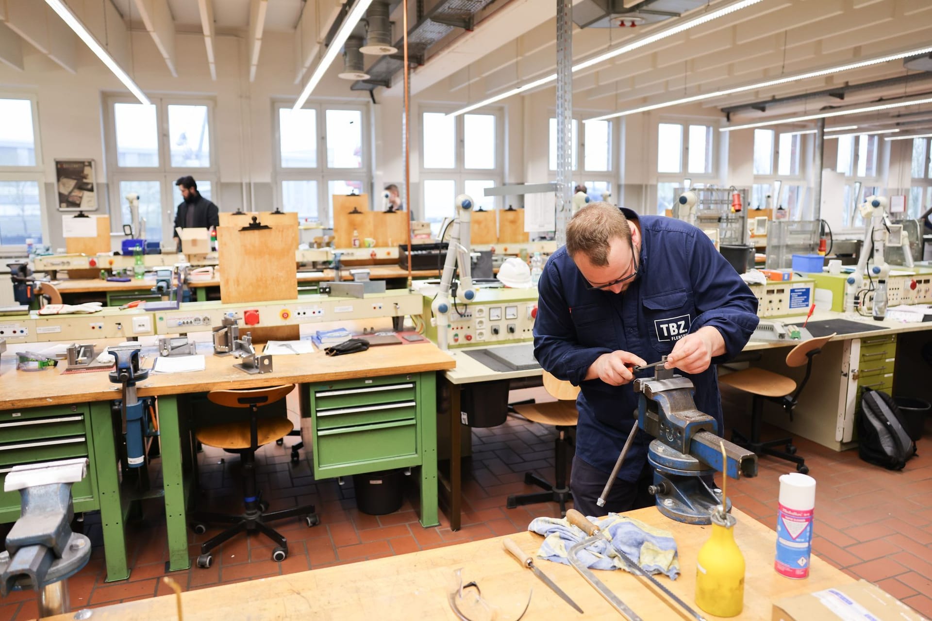 Ein angehender Industriemechaniker bei der Arbeit