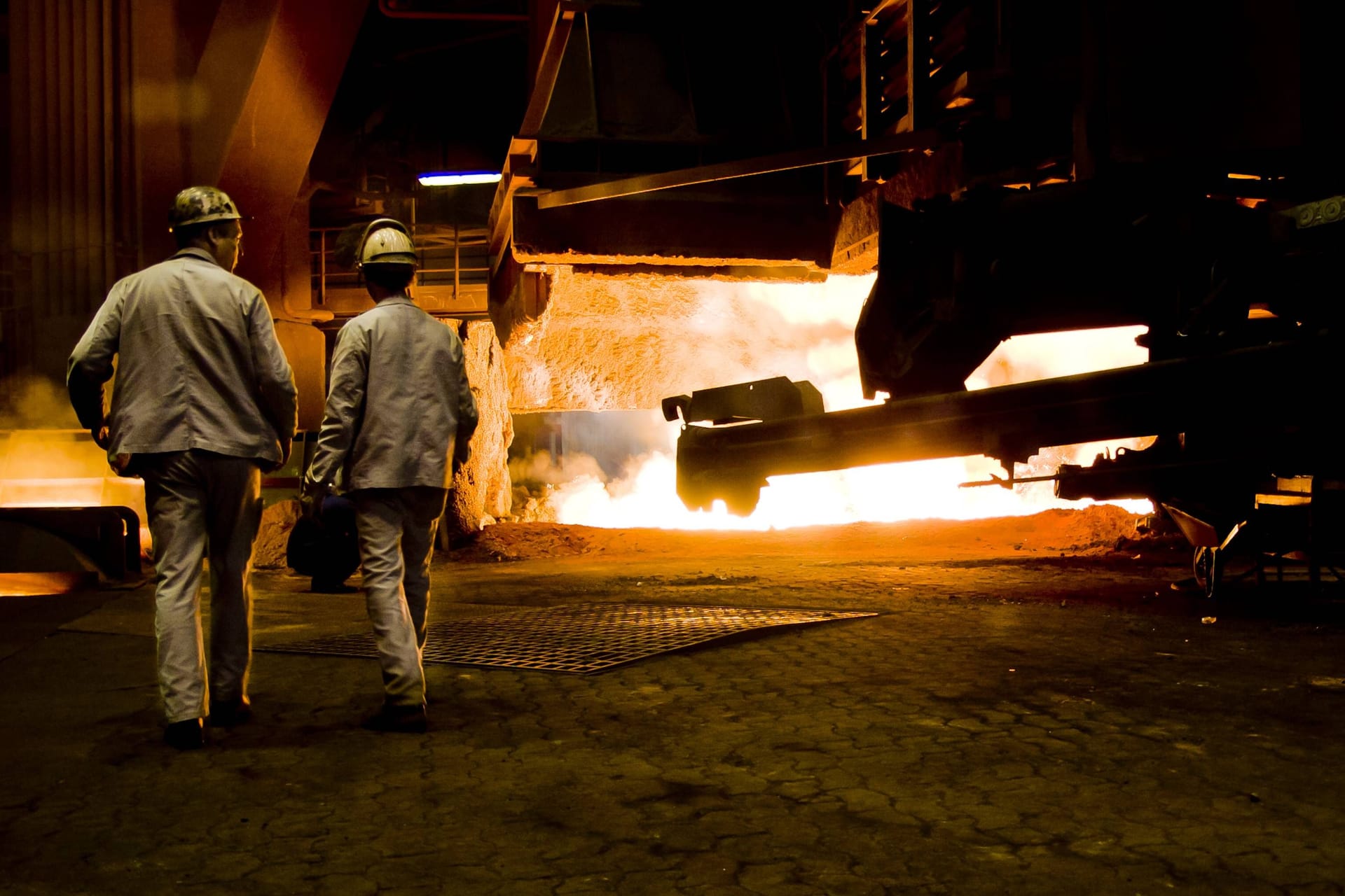 Zwei Stahlarbeiter bei Thyssenkrupp (Symbolbild): Die IG Metall sieht rund 10.000 Jobs bei dem Konzern in die Gefahr.