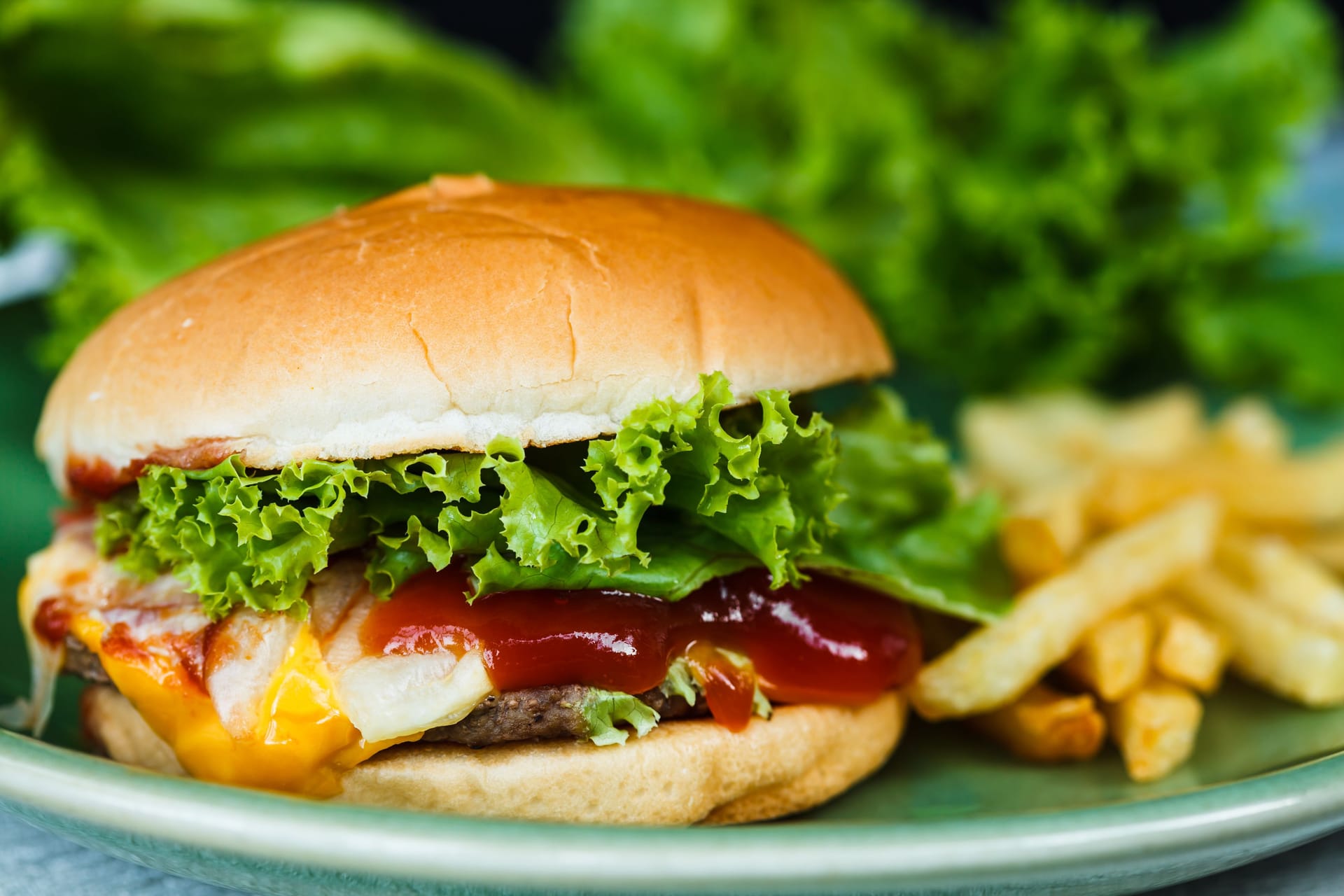 Ein Burger mit Pommes (Symbolbild): Der Burger-Preis-Index zeigt, wie viel Burger in verschiedenen deutschen Städten kosten.