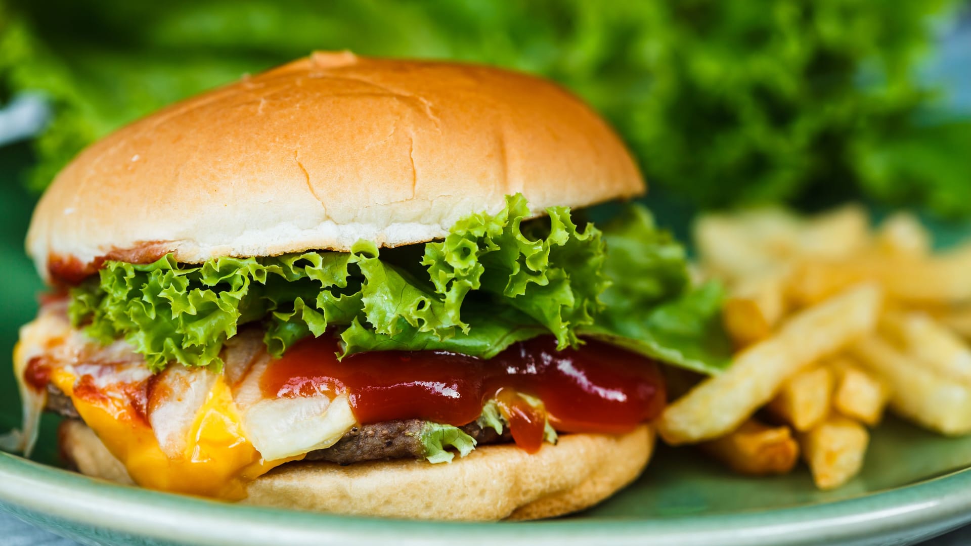 Ein Burger mit Pommes (Symbolbild): Der Burger-Preis-Index zeigt, wie viel Burger in verschiedenen deutschen Städten kosten.