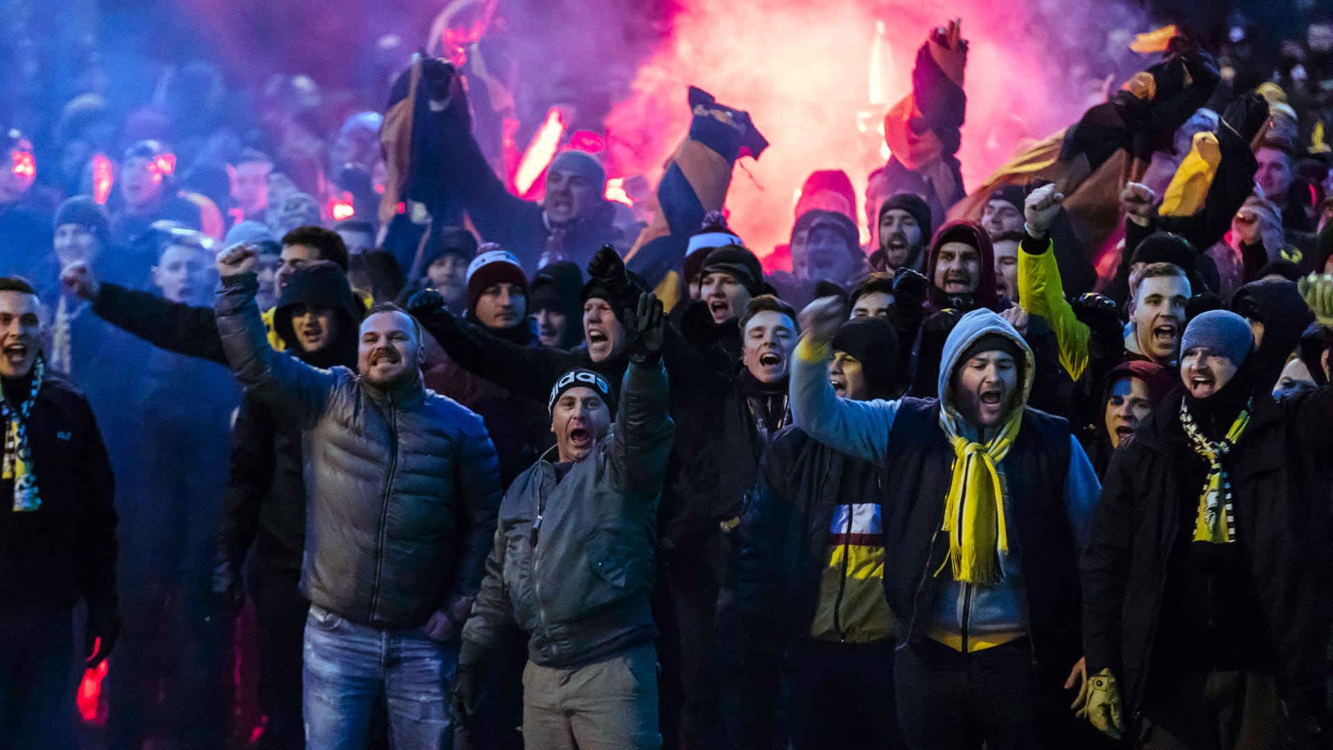 Fans von Dynamo (Archivbild): Der Verein trifft in der 3. Liga auf Energie Cottbus.