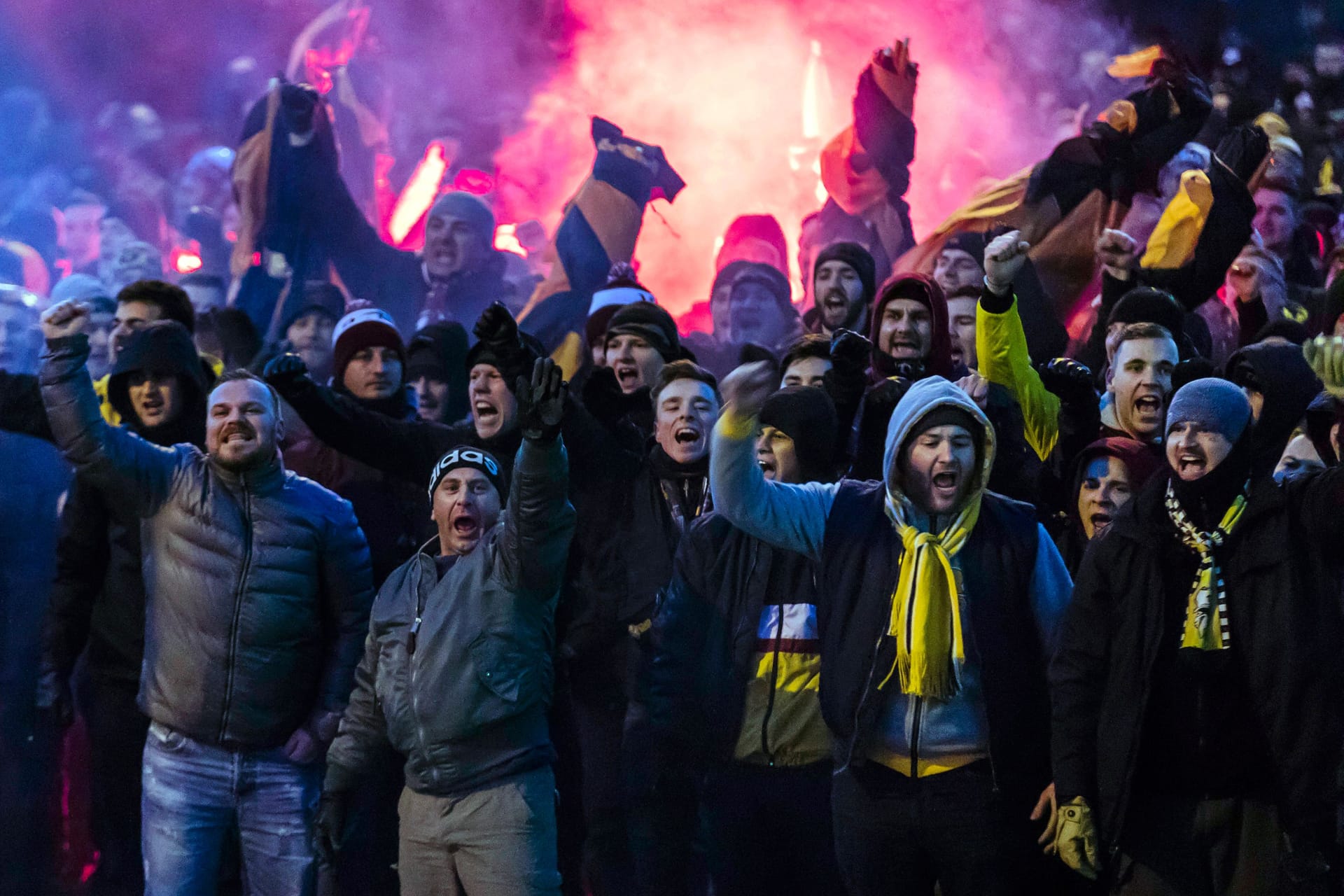 Fans von Dynamo (Archivbild): Der Verein trifft in der 3. Liga auf Energie Cottbus.