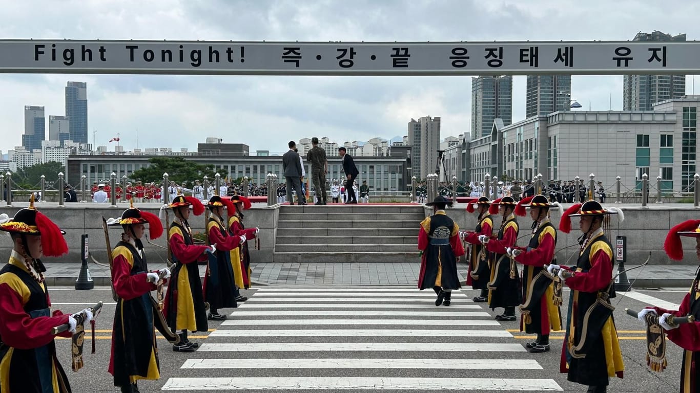 "Fight Tonight!" – Südkoreanische Soldaten in Paradeuniform vor dem Eintreffen des deutschen Verteidigungsministers in Seoul.