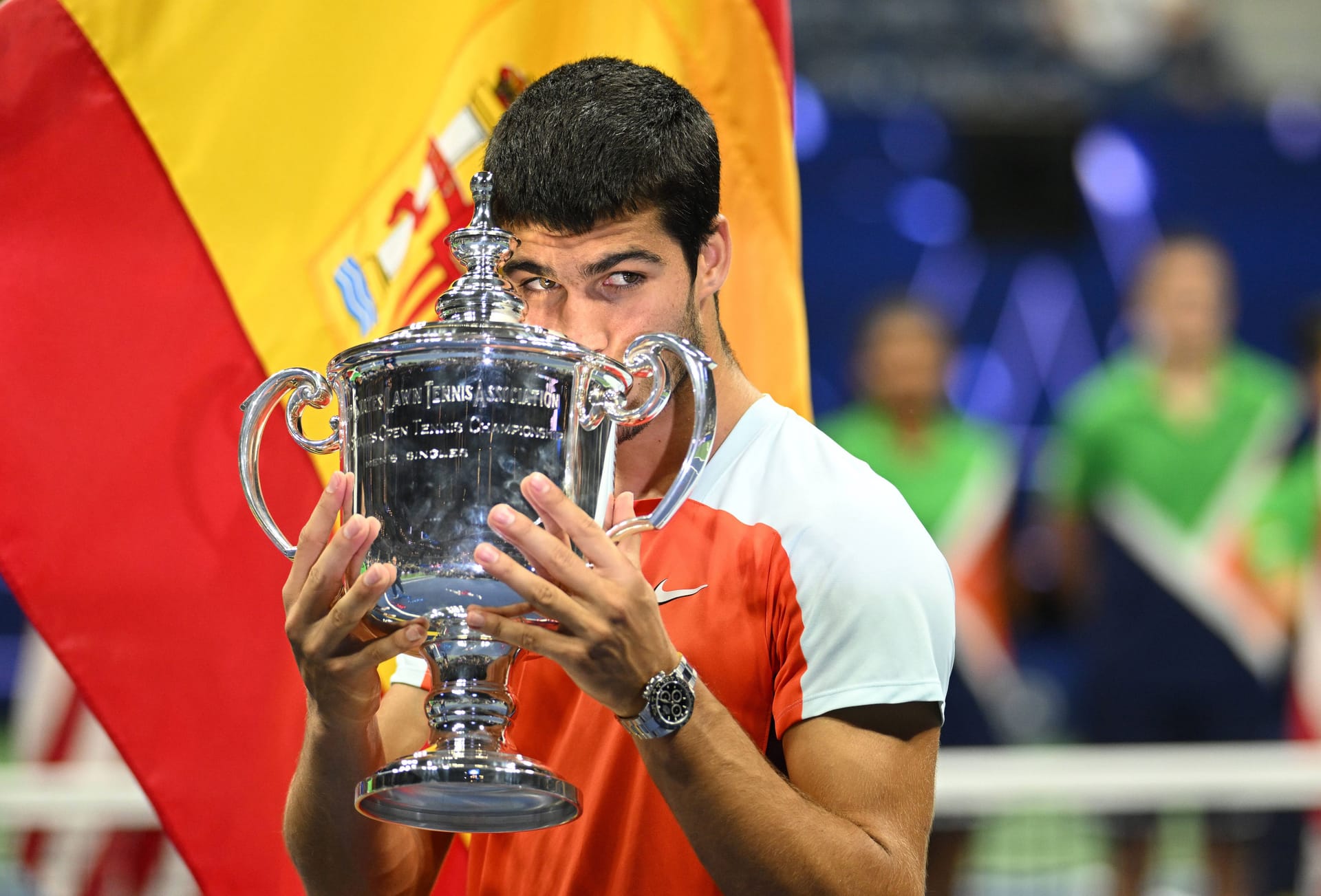 Carlos Alcaraz mit der US-Open-Trophäe: Mit 21 Jahren hat der Spanier bereits vier Grand-Slam-Turniere gewonnen.