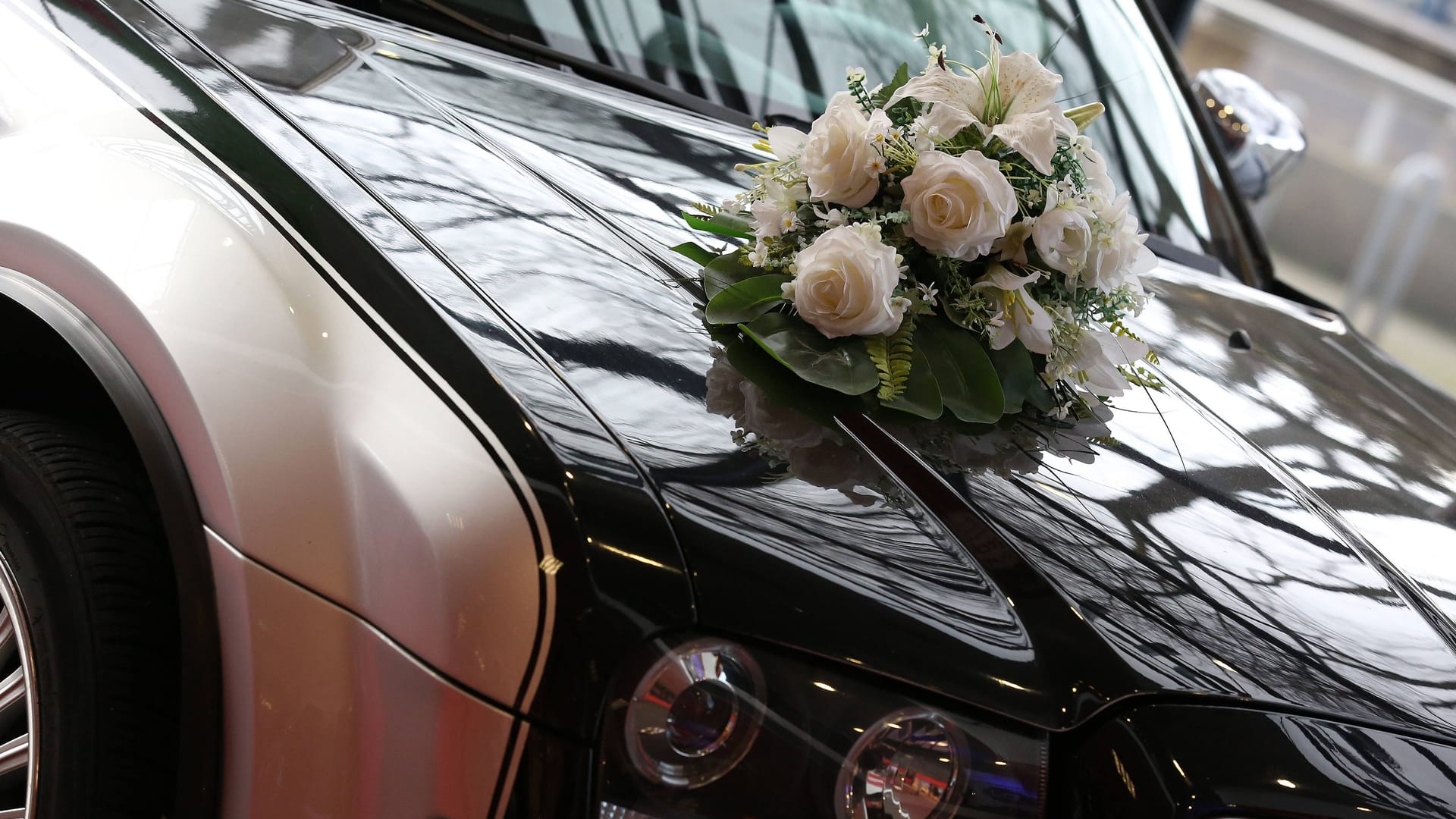 Ein Blumenstrauß auf einem Auto (Archivbild): In Bremen hat die Polizei einen Autokorso gestoppt.