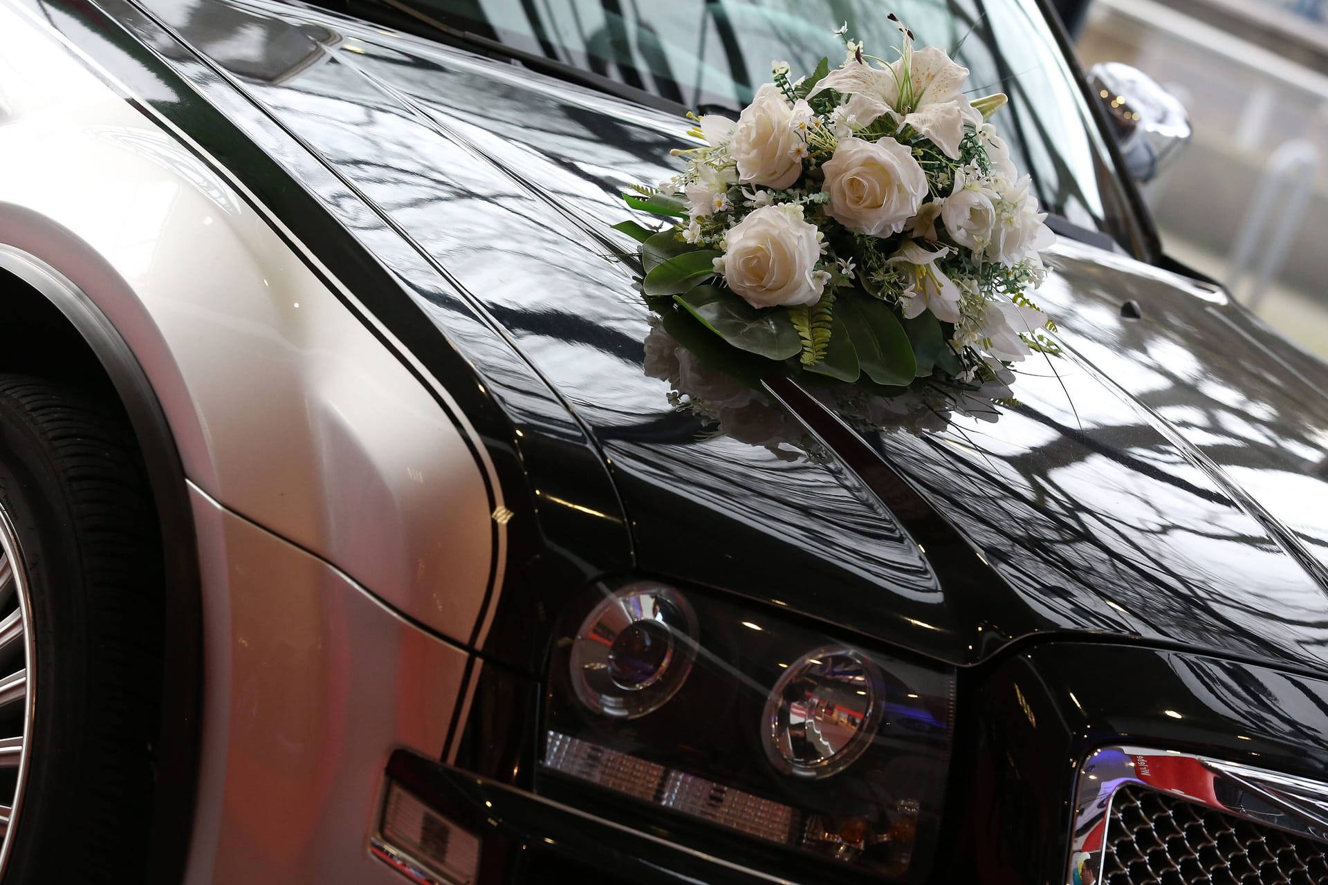 Ein Blumenstrauß auf einem Auto (Archivbild): In Bremen hat die Polizei einen Autokorso gestoppt.