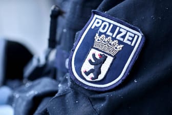 15.01.2023, Berlin, Polizeieinsatz in Berlin. Logo der Berliner Polizei mit Schriftzug in Nahaufnahme