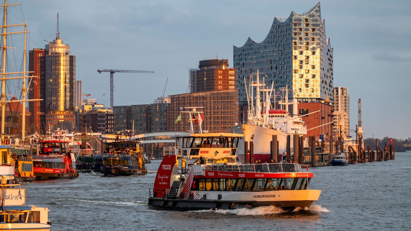 Blick auf die "Elphi" und die Landungsbrücken (Archivbild): In Hamburg gibt es mehr als 1.000 sogenannter Einkommensmillionäre.