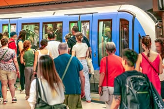 Menschen drängen in eine U-Bahn (Symbolbild): Der Tatverdächtige berührte seine Opfer oberhalb der Kleidung im Intimbereich.