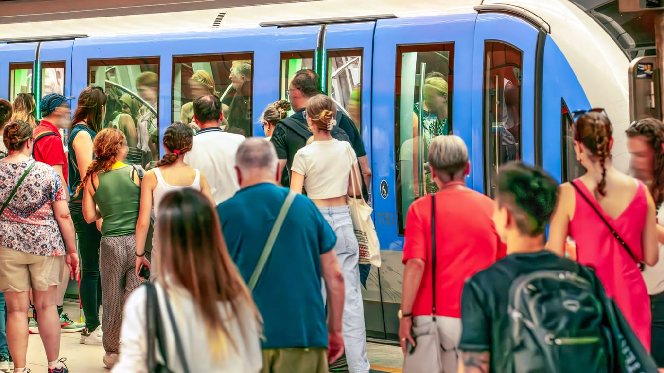 Menschen drängen in eine U-Bahn (Symbolbild): Der Tatverdächtige berührte seine Opfer oberhalb der Kleidung im Intimbereich.