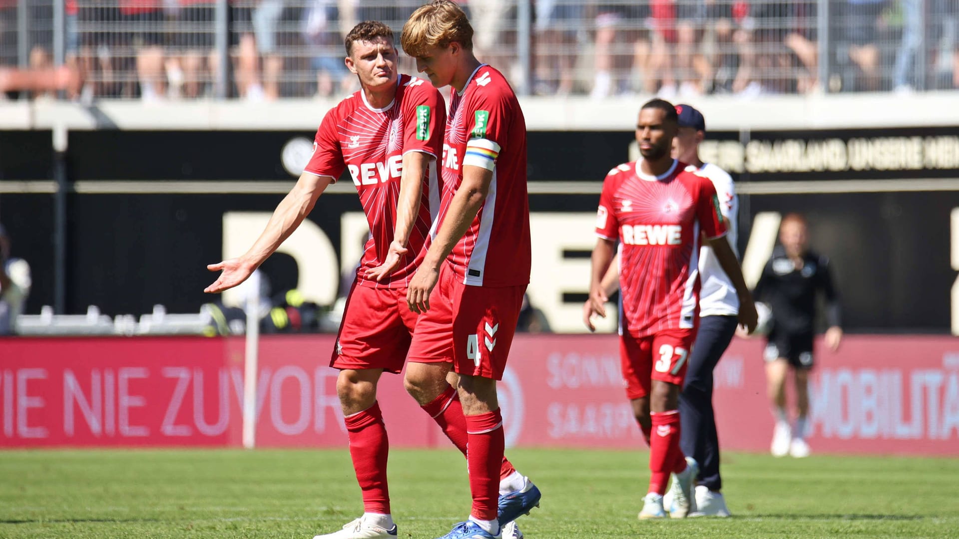 Elversberg: Die Spieler des 1. FC Köln sind nach dem 2:2-Unentschieden in Elversberg sichtlich enttäuscht.