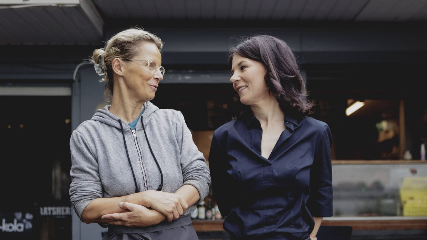 Annalena Baerbock (rechts) bei einer Mittagspause am Imbiss "Kleine Rast" (Archivfoto): Nach ihrem Besuch musste das Lokal gegen einen Shitstorm ankämpfen.