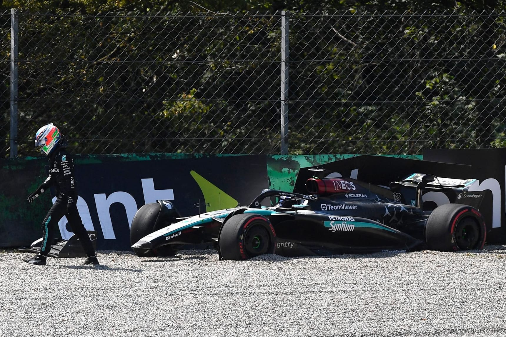 Andrea Kimi Antonelli lässt einen ramponierten Mercedes zurück: Bei seinem ersten großen Auftritt legte der Jungstar gleich mal einen Crash hin.