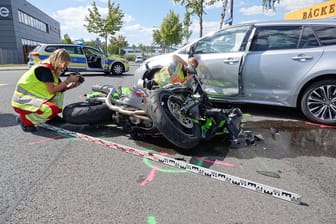 Zwei Polizistinnen fotografieren die Unfallstelle auf der Enno-Heidebroek-Straße.