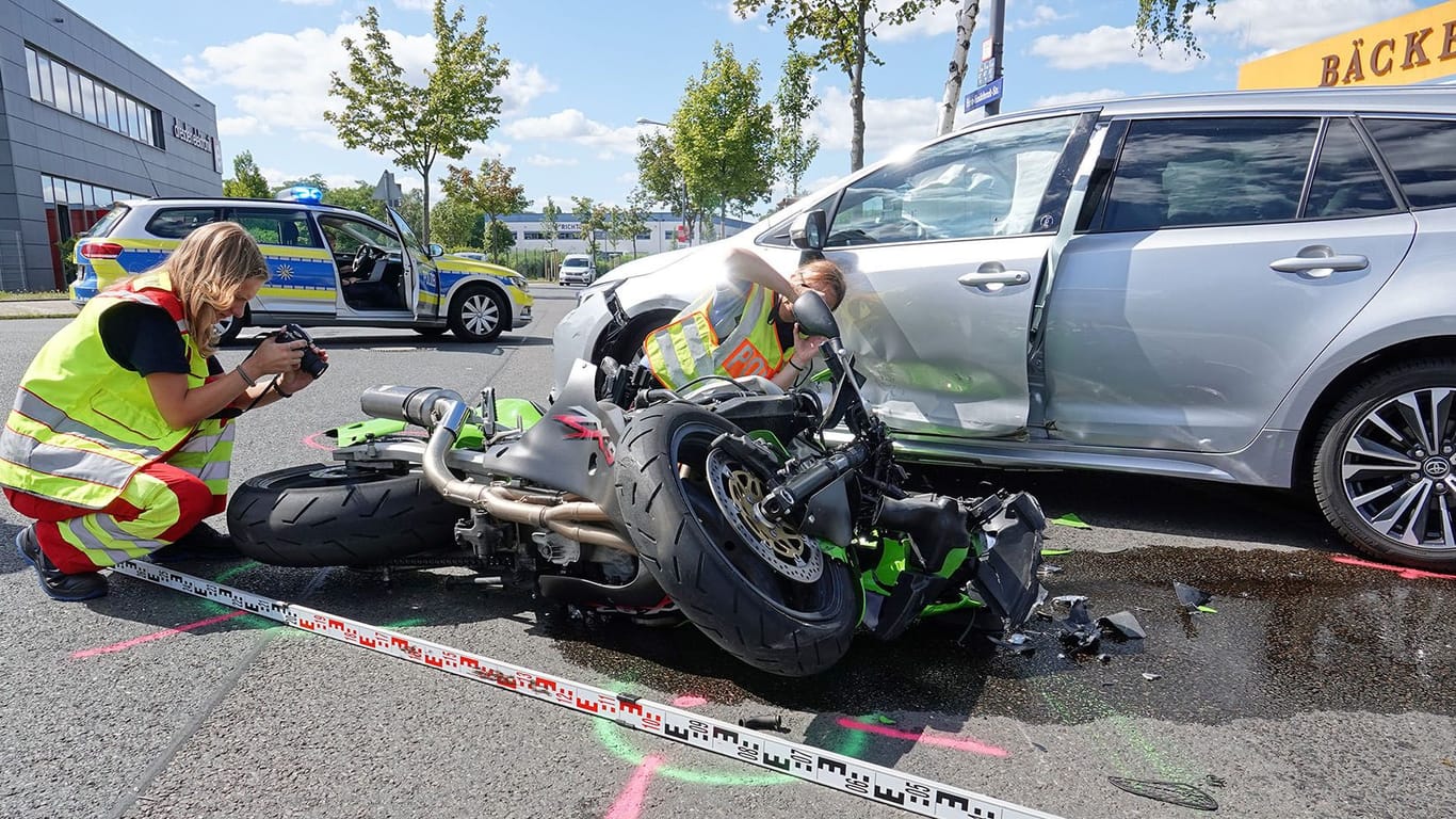 Zwei Polizistinnen fotografieren die Unfallstelle auf der Enno-Heidebroek-Straße.