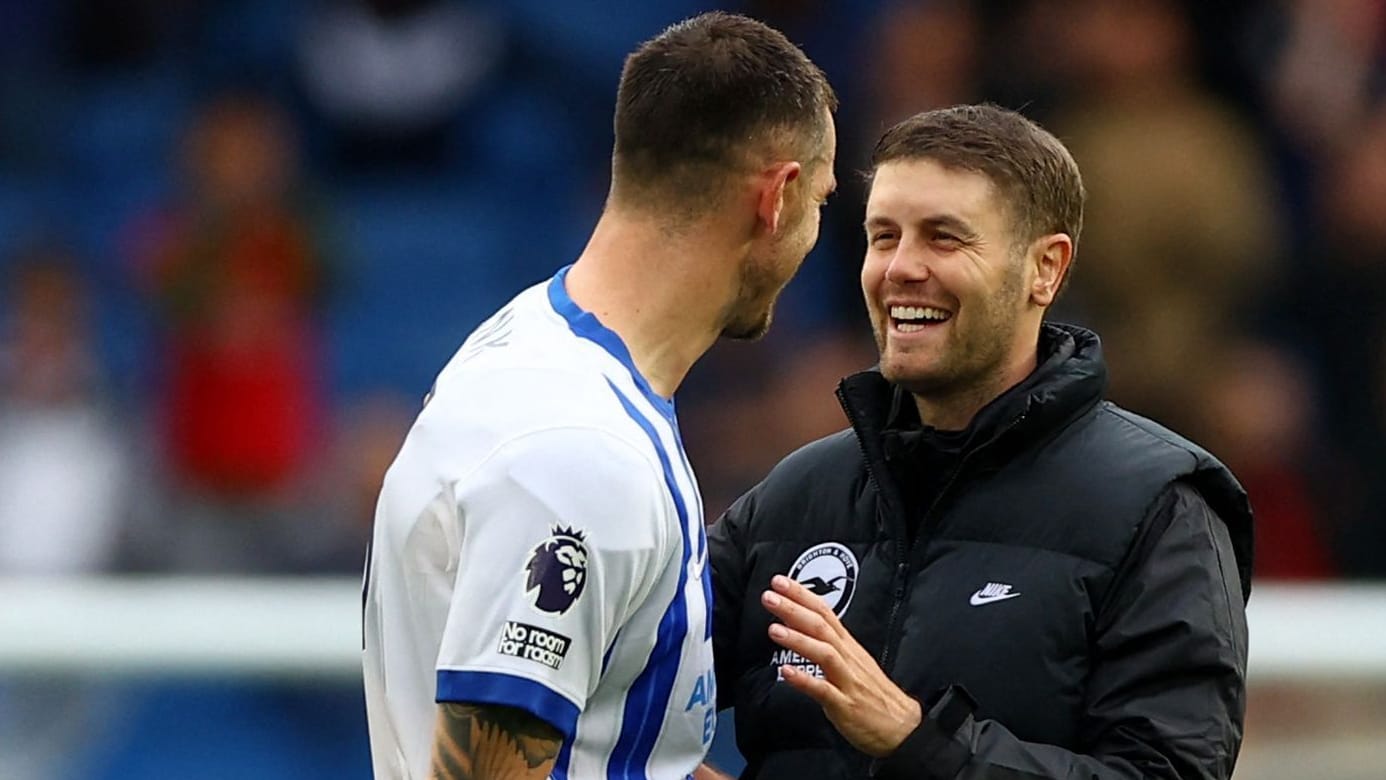 Fabian Hürzeler feiert mit seinem Spieler Lewis Dunk: In der Premier League erwischte der deutsche Trainer einen starken Saisonauftakt.