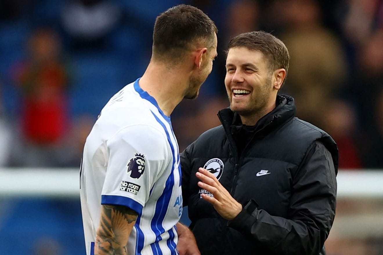 Fabian Hürzeler feiert mit seinem Spieler Lewis Dunk: In der Premier League erwischte der deutsche Trainer einen starken Saisonauftakt.