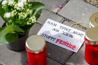 Blumen und Kerzen liegen nach einem tödlichen Messerangriff vor einem Hauseingang in Berlin-Friedrichsfelde neben einem Zettel mit der Aufschrift „Man tötet nicht aus Liebe - Stoppt Femizide“. Innerhalb weniger Tage wurden zwei Frauen bei einem Messerangriff in Berlin getötet. In beiden Fällen sehr wahrscheinlich durch einen Mann.