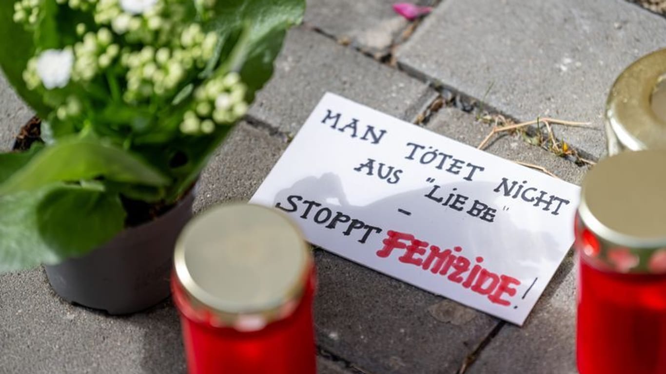 Blumen und Kerzen liegen nach einem tödlichen Messerangriff vor einem Hauseingang in Berlin-Friedrichsfelde neben einem Zettel mit der Aufschrift „Man tötet nicht aus Liebe - Stoppt Femizide“. Innerhalb weniger Tage wurden zwei Frauen bei einem Messerangriff in Berlin getötet. In beiden Fällen sehr wahrscheinlich durch einen Mann.