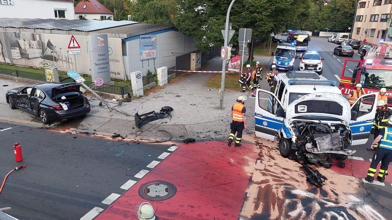 Trümmerfeld: Infolge des Unfalls wurde der Innsbrucker Ring in Richtung Berg am Laim komplett gesperrt.