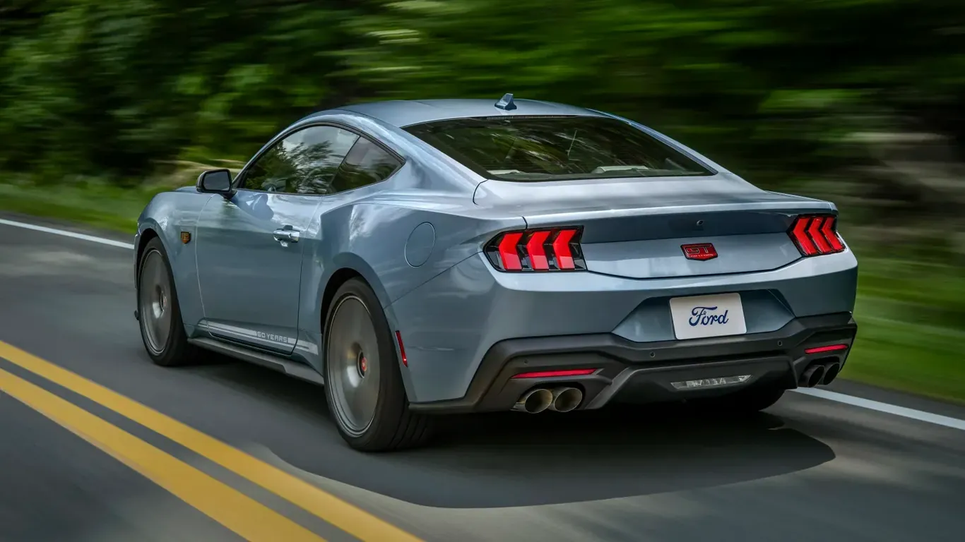 Lange Motorhaube, kurzes Heck, dreigeteilte Rückleuchten: Auch in der siebten Generation (seit 2023) bleibt der Mustang unverwechselbar.