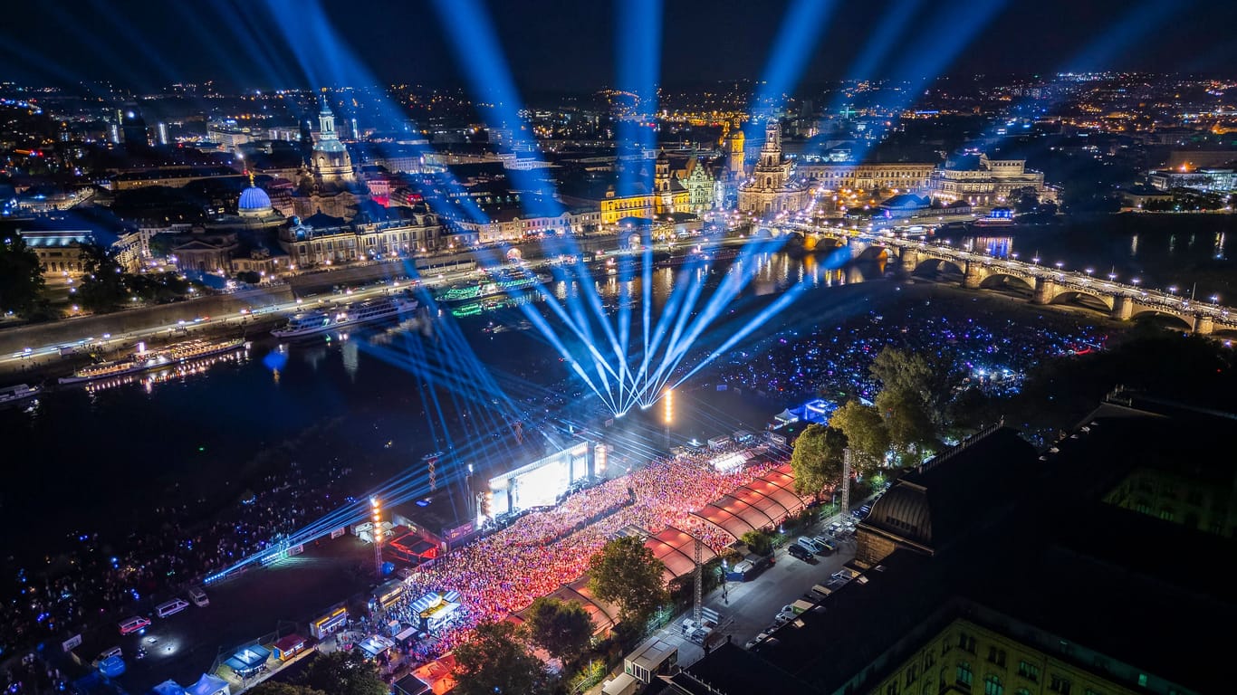 Dresden: Mit einer spektakulären Lichtshow ging die Kaisermania 2024 zu Ende.