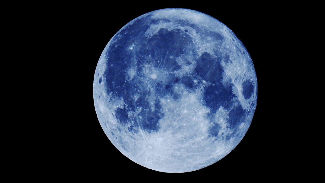 Blauer Mond im August 2024 vom Süden Berlins aus fotografiert.