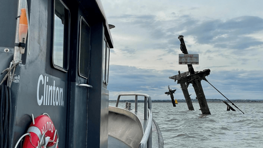 Die Stelle, an der die SS Richard Montgomery gesunken ist: Warntafeln weißen auf die am Grund liegende Gefahr hin.