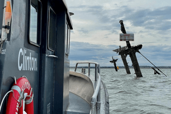 Die Stelle, an der die SS Richard Montgomery gesunken ist: Warntafeln weißen auf die am Grund liegende Gefahr hin.