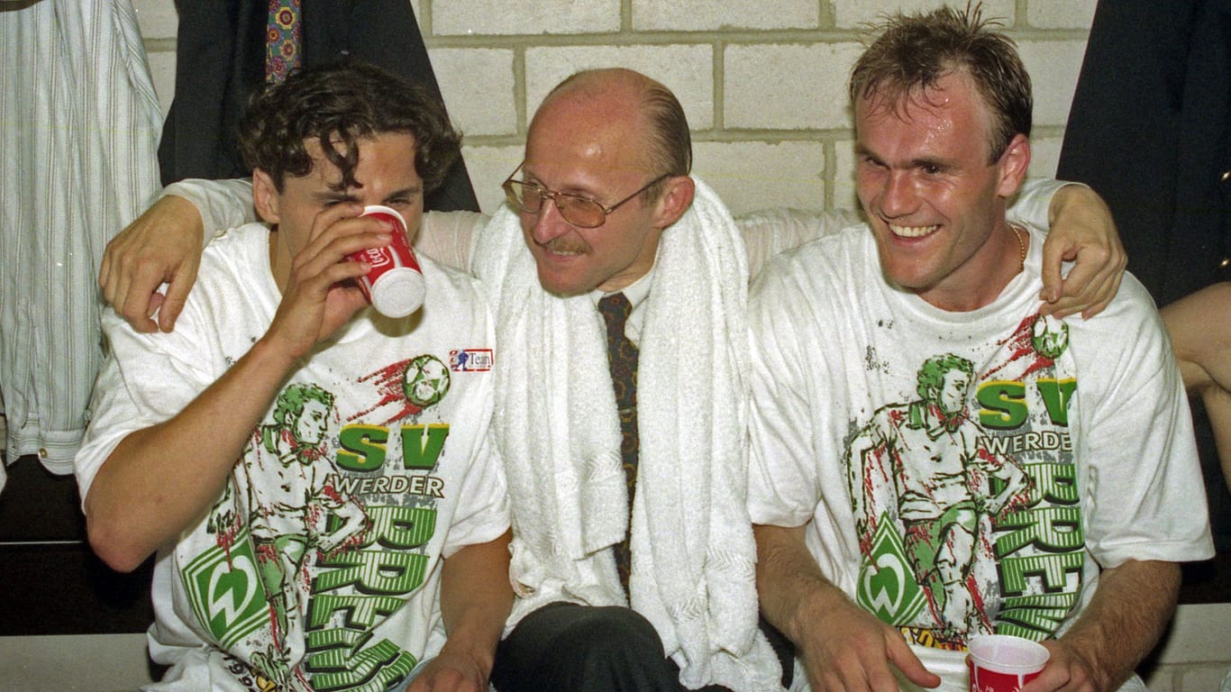 Willi Lemke (Mitte) feiert 1993 mit Kay Wenschlag (links) und Bernd Hobsch die Bundesliga-Meisterschaft von Werder Bremen.