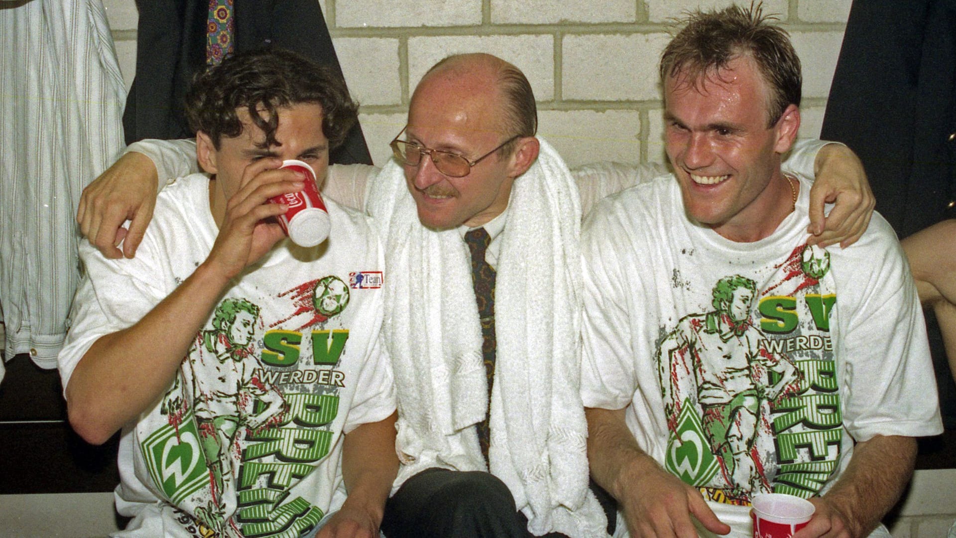 Willi Lemke (Mitte) feiert 1993 mit Kay Wenschlag (links) und Bernd Hobsch die Bundesliga-Meisterschaft von Werder Bremen.