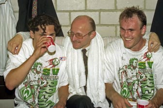 Willi Lemke (Mitte) feiert 1993 mit Kay Wenschlag (links) und Bernd Hobsch die Bundesliga-Meisterschaft von Werder Bremen.