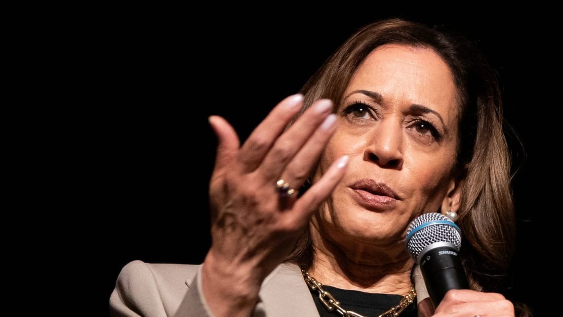 Kamala Harris bei einem Wahlkampfauftritt: Sie gibt wesentlich mehr für digitale Werbung als aus Donald Trump.