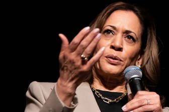 Kamala Harris bei einem Wahlkampfauftritt: Sie gibt wesentlich mehr für digitale Werbung als aus Donald Trump.