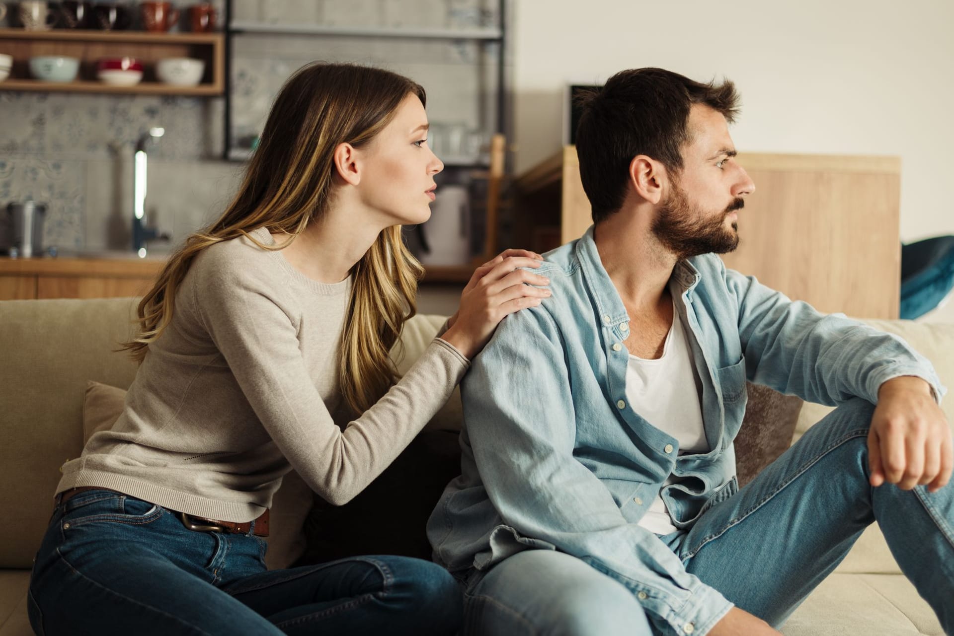 Junges Paar sitzt zu Hause und spricht nicht mehr miteinander