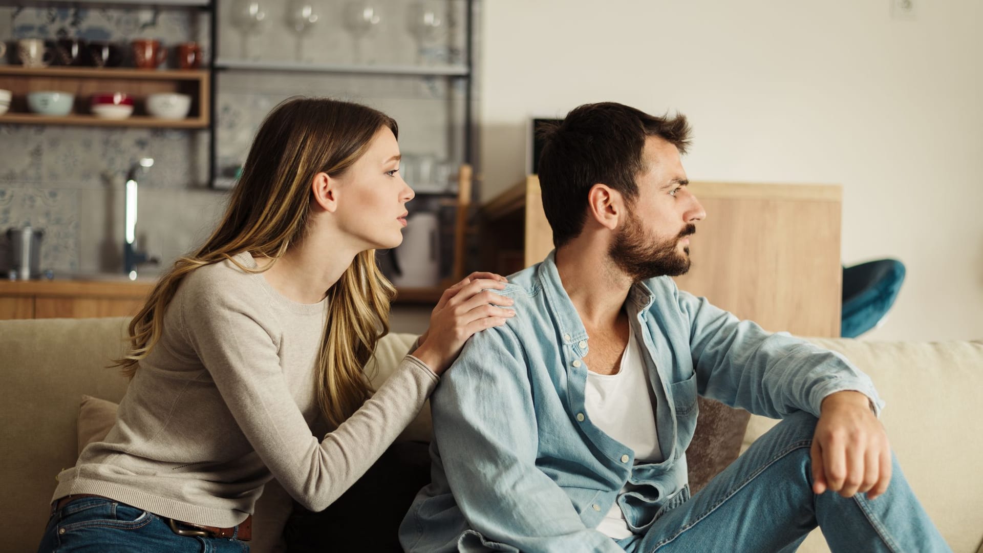 Junges Paar sitzt zu Hause und spricht nicht mehr miteinander