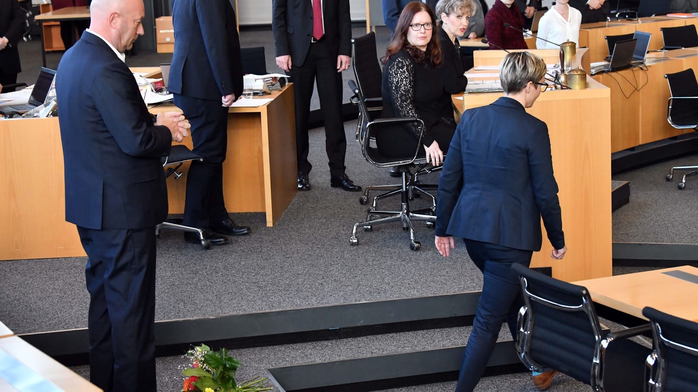 Ikonische Szene: Nach der Wahl zum Ministerpräsidenten 2020 wirft die Linken-Politikerin Henning-Wellsow (r.) Kemmerich (l.) aus Protest den Blumenstrauß vor die Füße.