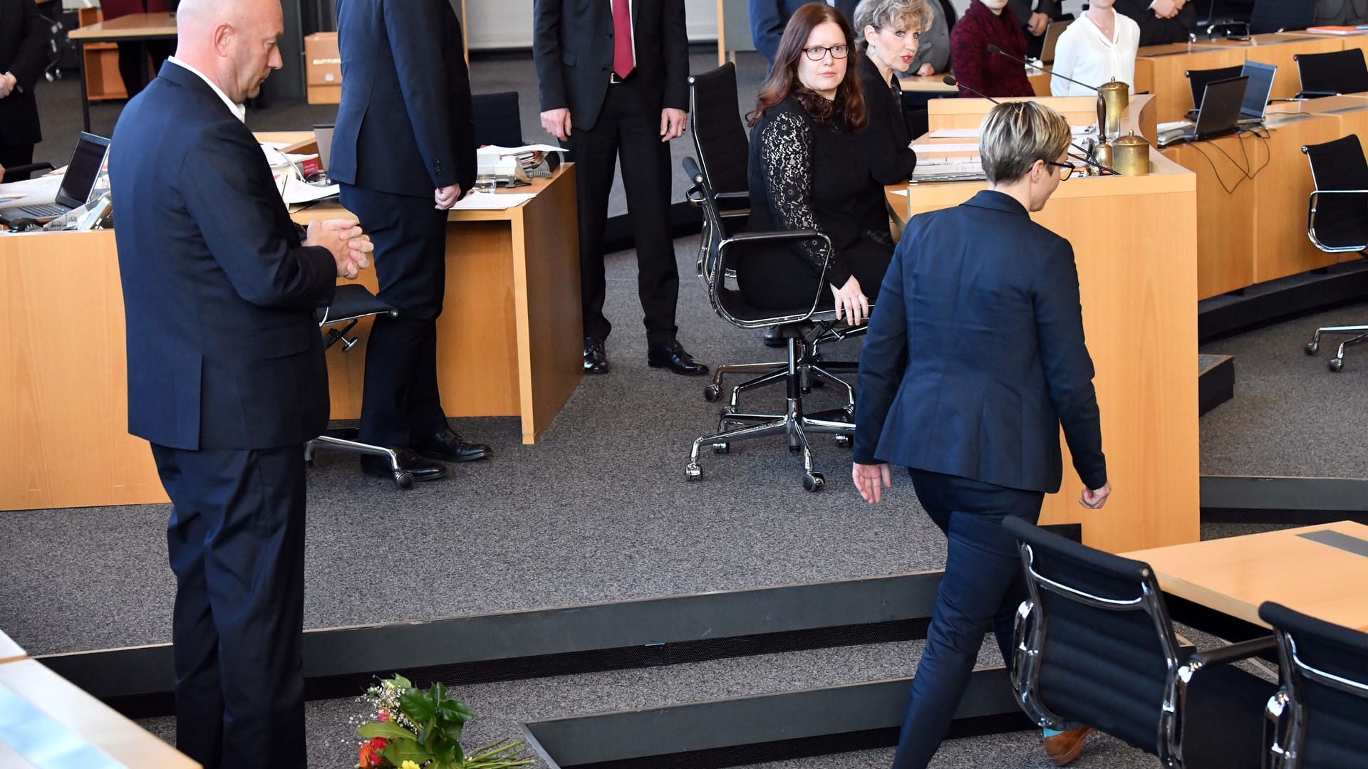 Ikonische Szene: Nach der Wahl zum Ministerpräsidenten 2020 wirft die Linken-Politikerin Henning-Wellsow (r.) Kemmerich (l.) aus Protest den Blumenstrauß vor die Füße.