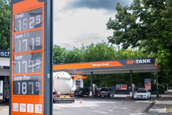 Wichtige Anzeige an der Tankstelle: Sie soll helfen, Kosten zu vergleichen. Doch es gibt Tücken.