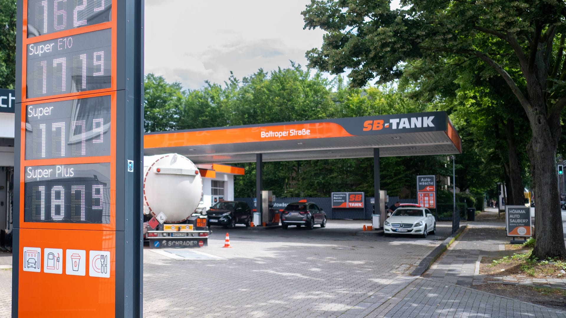 Wichtige Anzeige an der Tankstelle: Sie soll helfen, Kosten zu vergleichen. Doch es gibt Tücken.